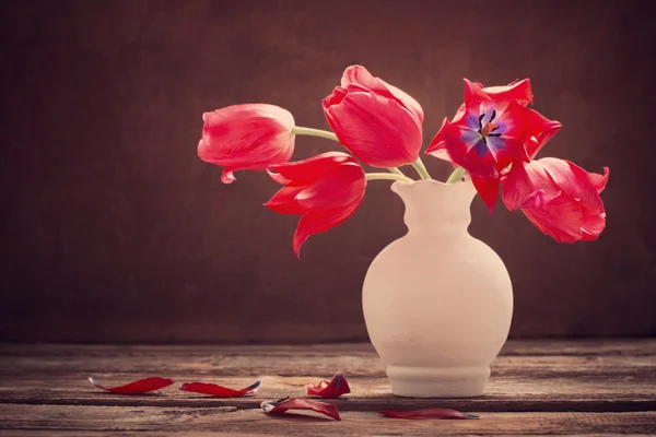 Tulipanes rojos sobre fondo oscuro viejo —  Fotos de Stock