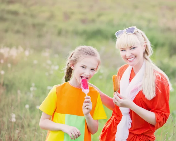 Happy family eating ice-cream outdoors — Stock Photo, Image