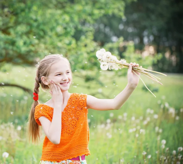 Mooi meisje met paardebloemen — Stockfoto