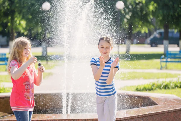 Girls play at the fountain — Stock Photo, Image