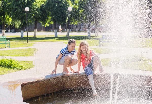 Twee gelukkige meisjes buiten — Stockfoto