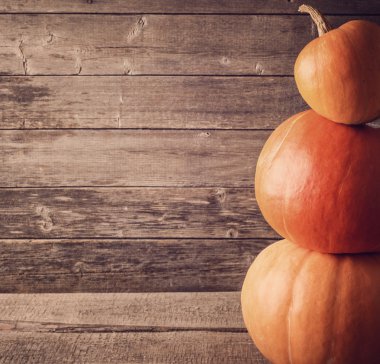 ahşap zemin üzerinde üç kabak