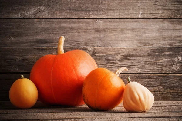 Tres calabazas sobre fondo de madera — Foto de Stock