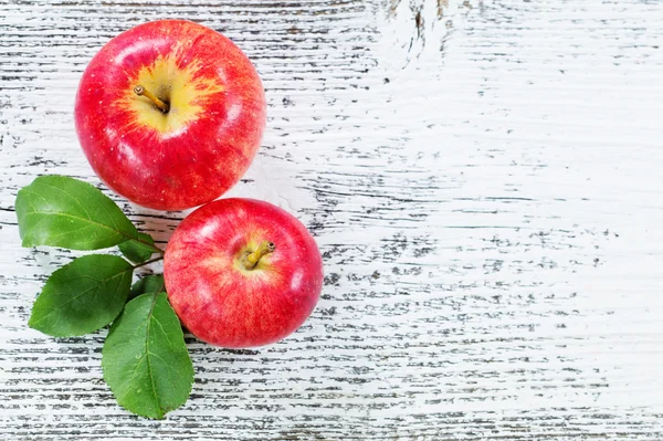 Manzanas sobre fondo de madera —  Fotos de Stock