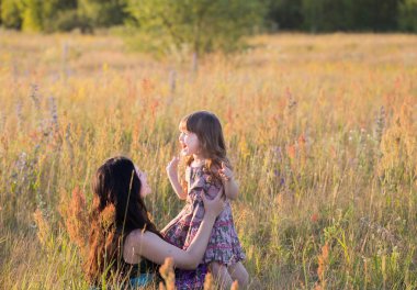 Anne ve kız çayırda