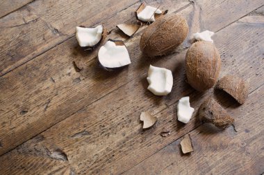 ahşap zemin üzerine Hindistan cevizi