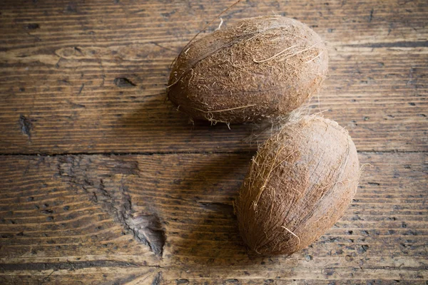 Noix de coco sur un fond en bois — Photo