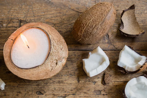 Svíčky v kokosové skořápce — Stock fotografie