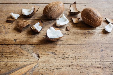 ahşap zemin üzerine Hindistan cevizi