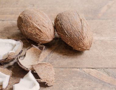 ahşap zemin üzerine Hindistan cevizi