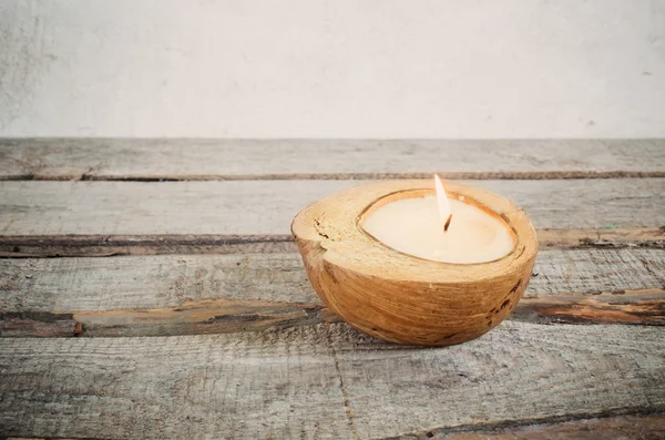 Vela em uma casca de coco — Fotografia de Stock