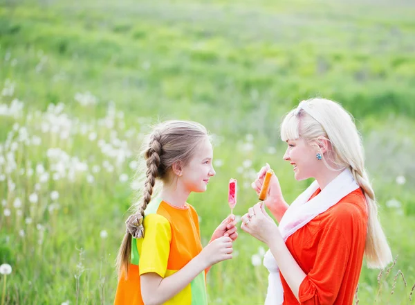 Consumptie-ijs buiten eten en gelukkige familie — Stockfoto