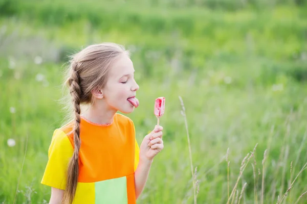 Bambina mangia il gelato in estate — Foto Stock