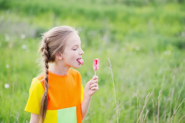 夏にアイスクリームを食べる少女 — ストック写真