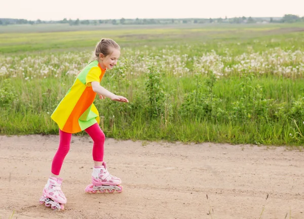 Flicka rullskridskoåkning på inlines — Stockfoto