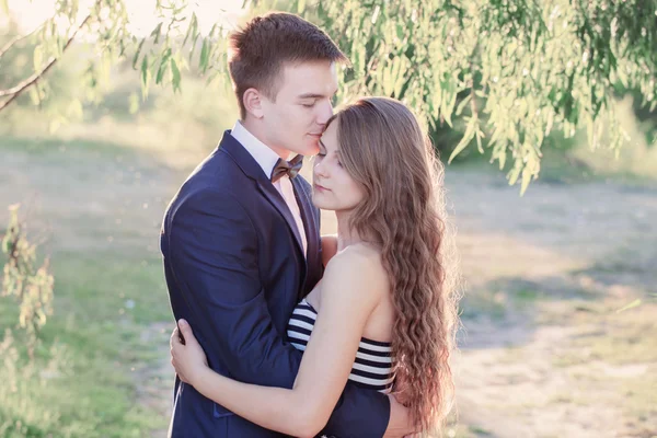 Beau jeune couple en plein air — Photo