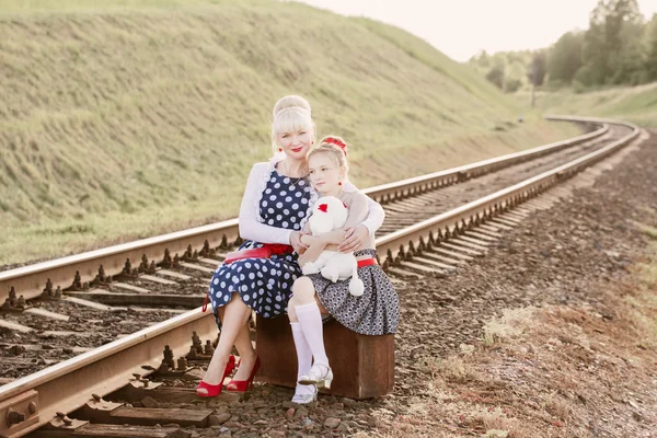 Matka s dcerou jít na kolejích — Stock fotografie