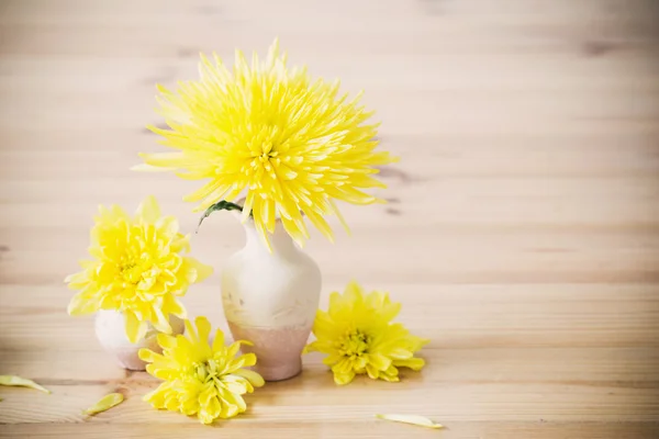Жовті квіти на дерев'яному фоні — стокове фото