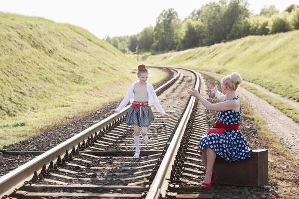 Matka s dcerou jít na kolejích — Stock fotografie