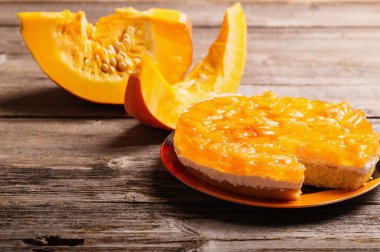 ahşap masa üzerinde kabak pasta