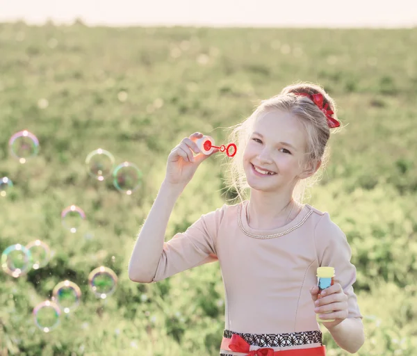 Menina feliz com bolhas de sabão — Fotografia de Stock