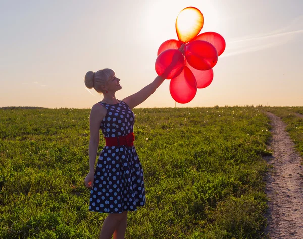 夕暮れ時の風船を持つ美しい女性 — ストック写真