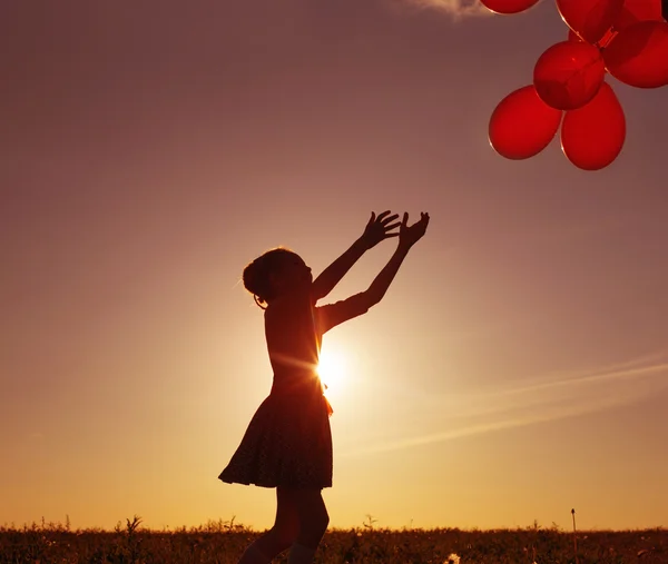 Menina com balões ao ar livre — Fotografia de Stock