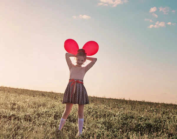 Ευτυχισμένος κορίτσι με τα κόκκινα μπαλόνια εξωτερική — Φωτογραφία Αρχείου