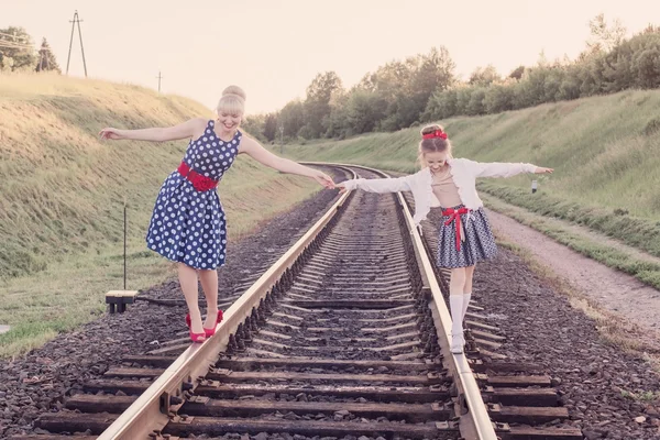 Matka s dcerou jít na kolejích — Stock fotografie