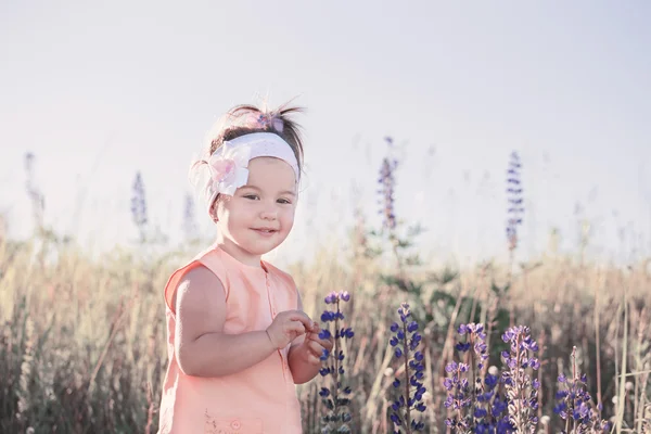 Κοριτσάκι με λουλούδια εξωτερική — Φωτογραφία Αρχείου