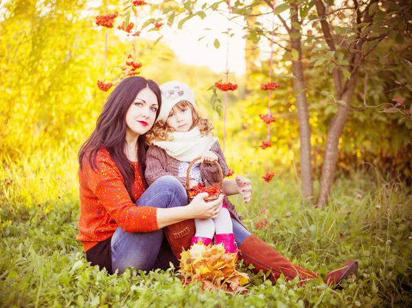 Vrouwen en kleine meisje n herfst park — Stockfoto