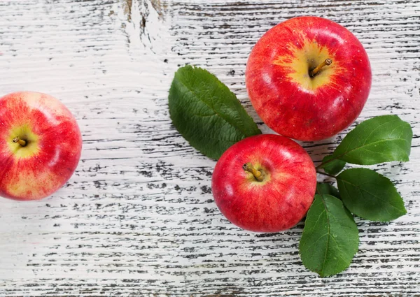Omenat puinen tausta — kuvapankkivalokuva