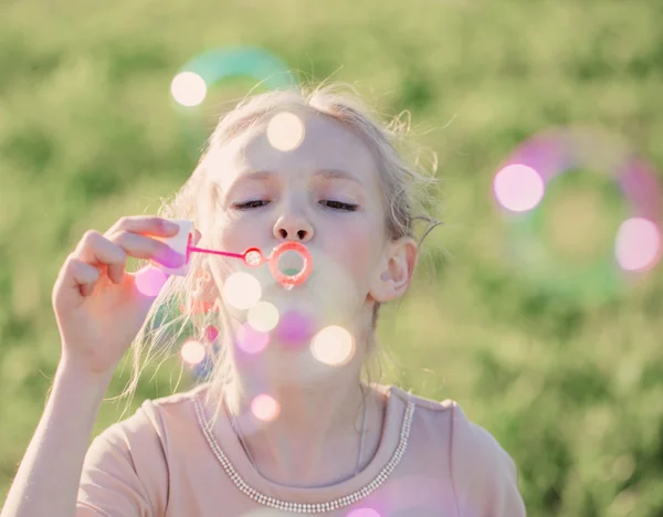 Ragazza felice con bolle di sapone — Foto Stock