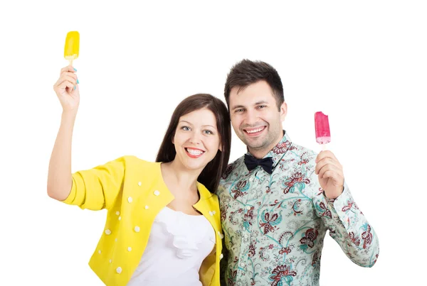 Gelukkige paar met consumptie-ijs geïsoleerd op wit Rechtenvrije Stockfoto's