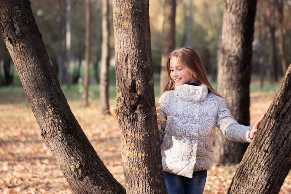 Menina bonita no parque de outono — Fotografia de Stock