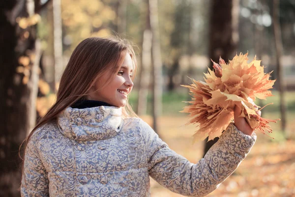 Belle fille dans le parc d'automne — Photo