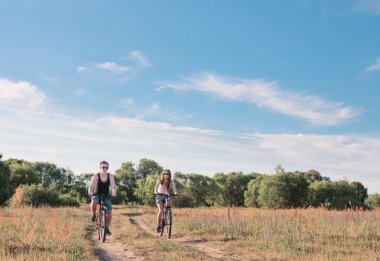 Genç çift Bisiklet sahip doğada binmek
