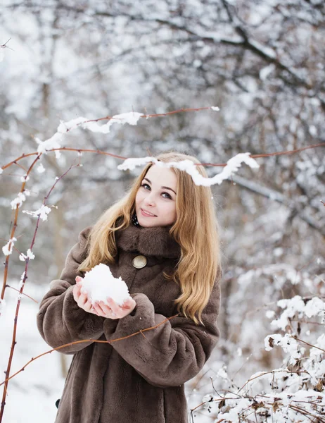 Красивая женщина в зимнем парке — стоковое фото