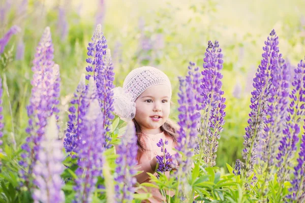 Bambina con fiori all'aperto — Foto Stock