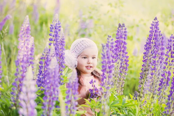 Niña con flores al aire libre — Foto de Stock