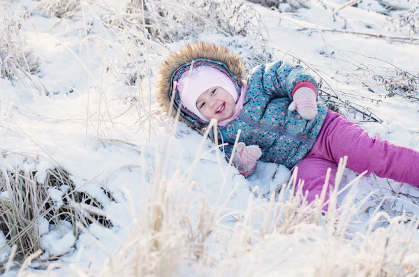Šťastná holčička na sněhu — Stock fotografie