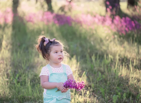 Little girl outdoor — Stock Photo, Image