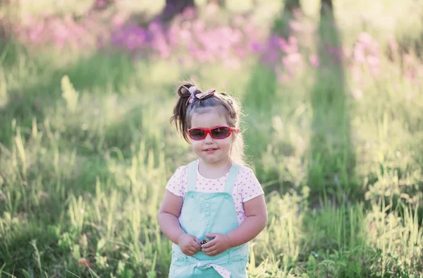 Menina pequena ao ar livre — Fotografia de Stock