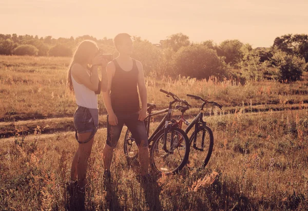 Casal viajando com bicicletas fotos da paisagem — Fotografia de Stock