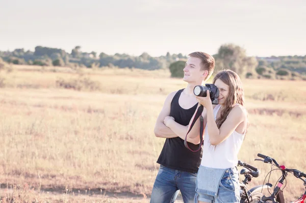 Reisendes Paar mit Fahrrädern Bilder der Landschaft — Stockfoto
