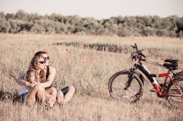 Νεαρό ζευγάρι που έχοντας ένα ποδήλατο βόλτα στη φύση — Φωτογραφία Αρχείου