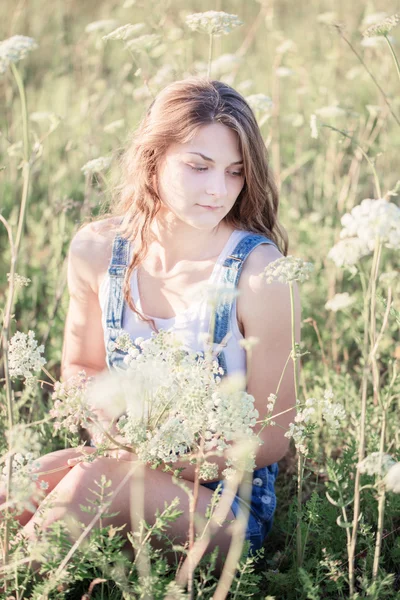 Belle jeune femme sur la prairie — Photo