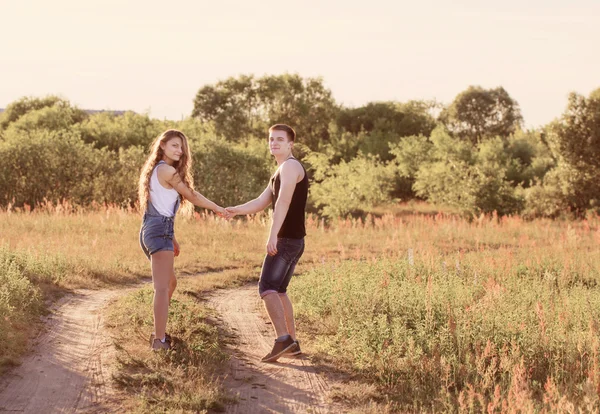 Couple heureux en plein air — Photo