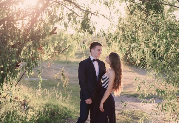 Beau jeune couple en plein air — Photo