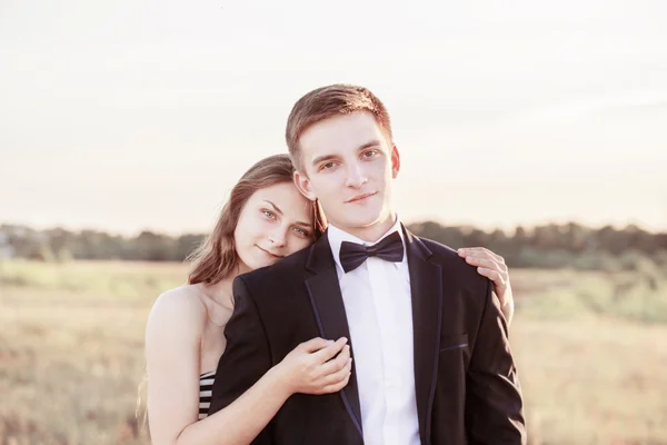 Портрет красивой счастливой пары на открытом воздухе — стоковое фото